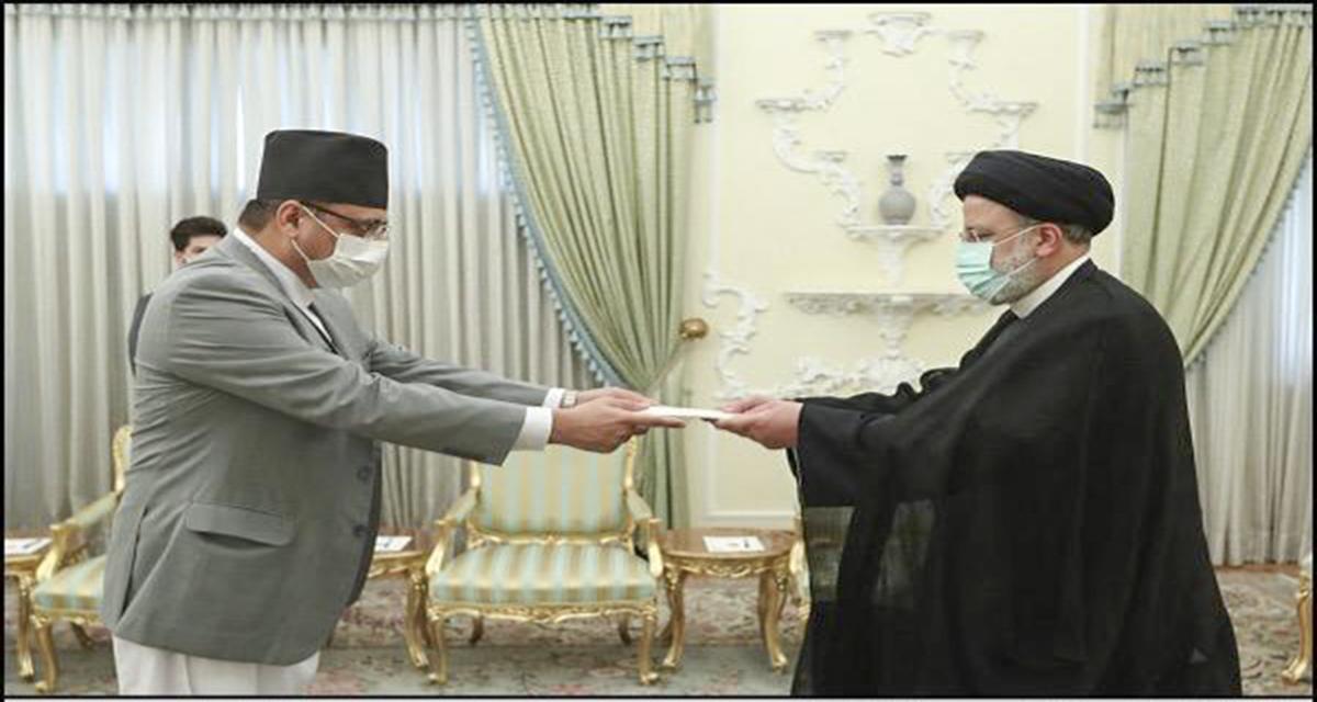 नेपाली राजदूत अधिकारीले प्रस्तुत गरे इरानी राष्ट्रपतिसमक्ष ओहोदाको प्रमाणपत्र