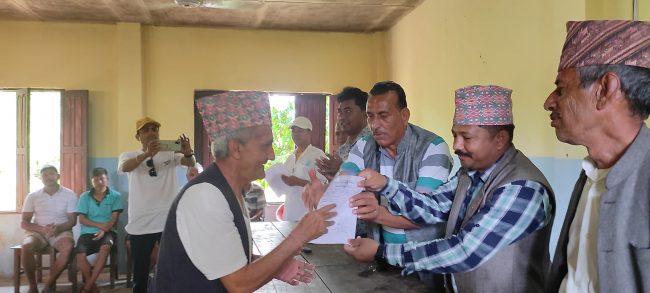 भरतपुरमा मतदाता प्रभावित पार्न बाँडियो भूमिको निस्सा, आचारसंहिता उल्लंघनकाे उजुरी दिने तयारी