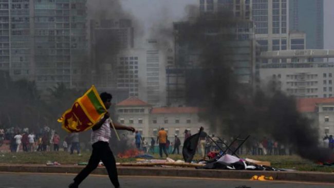 श्रीलंका संकटः प्रदर्शनकारद्वारा प्रधानमन्त्रीको घरमा आगजनी, राष्ट्रपतिले राजीनामा दिने