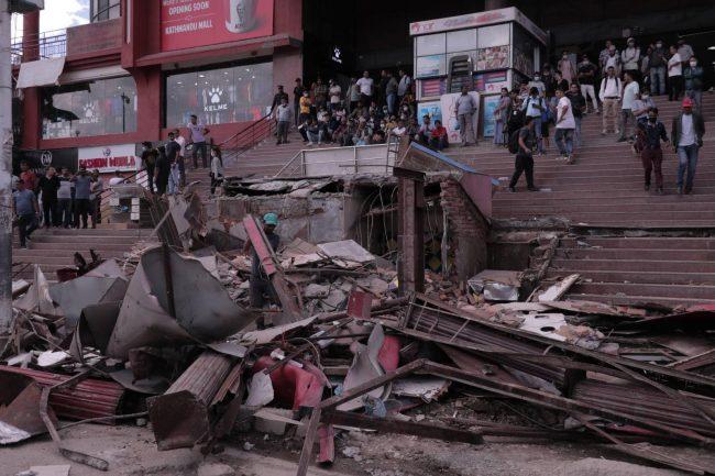 काठमाडौं मल अघिका अवैध संरचना महानगरले भत्कायो (फोटो फिचर)