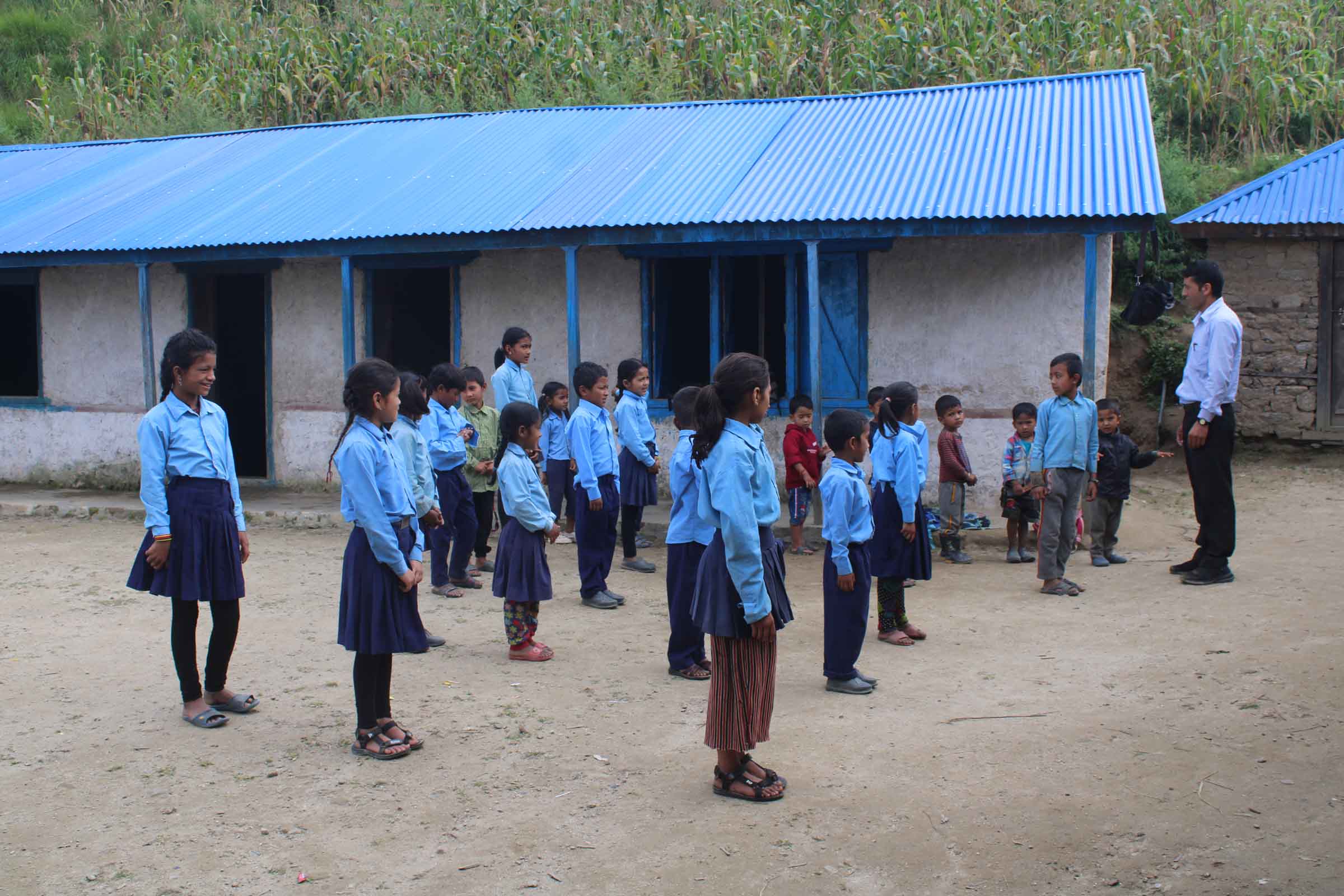 खुल्ला दिसामुक्त जिल्ला मुगु, जहाँ शौच गर्न शिक्षक र विद्यार्थी झाडीतिर दौडन्छन्