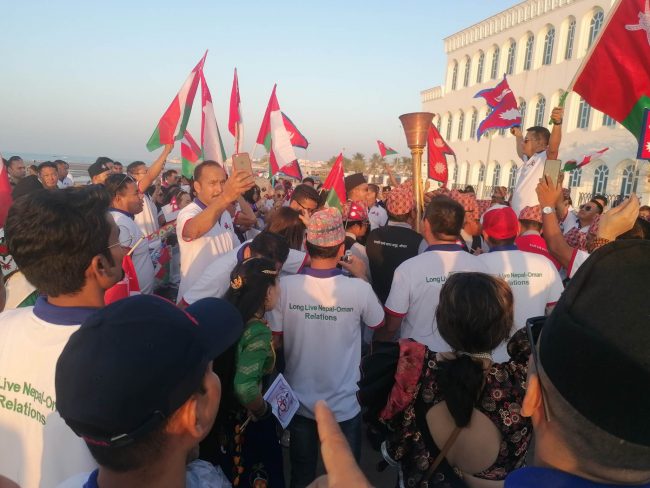 ओमानको राष्ट्रिय दिवसको अवसरमा नेपाली समुदायद्वारा बाजागाजासहित प्रदर्शन (तस्बिरसहित)