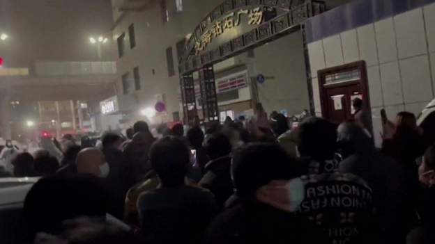 चीनको सिनजियाङमा कोरोना लकडाउनको विरोधमा जनताको प्रदर्शन