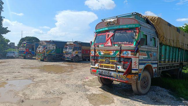 खुला साँढे जस्ता भारतीय ट्रक : जरिवाना तिर्दै नेपालभर पुग्दै