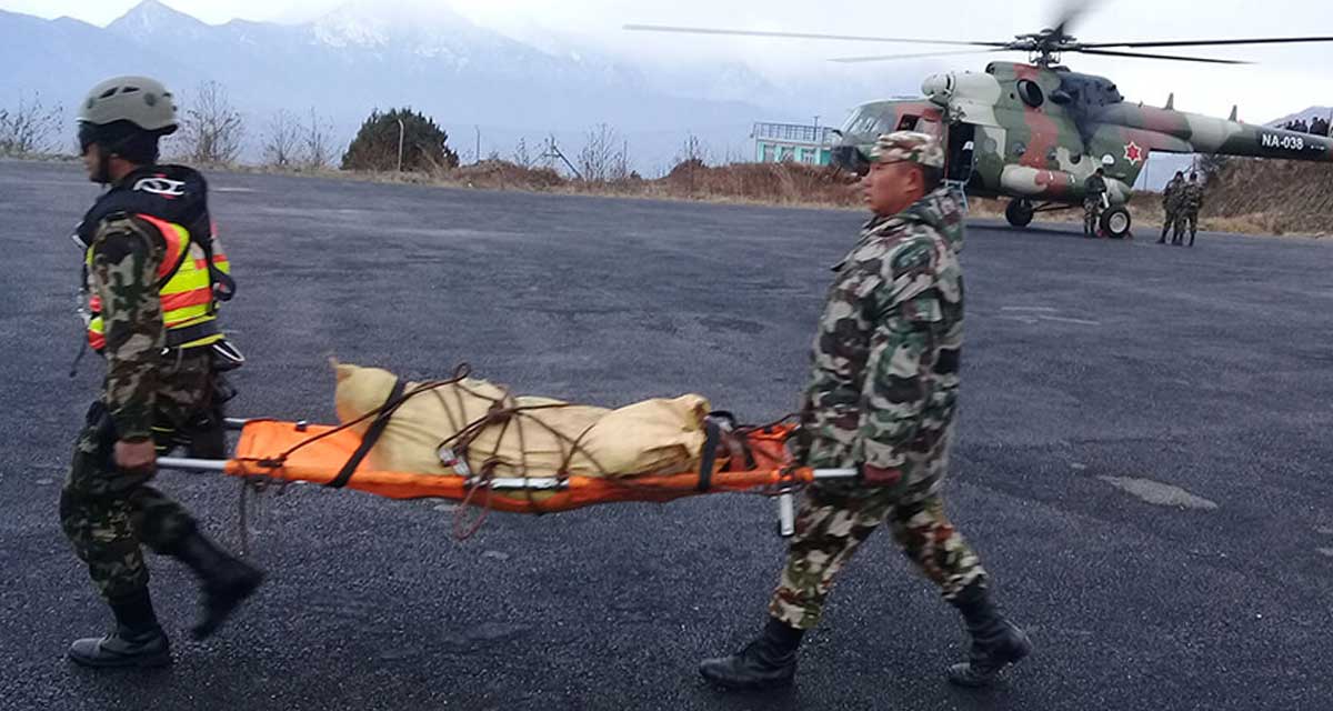 नेपाली सेनाको हेलिकोप्टरबाट शव काठमाडौँ ल्याइँदै