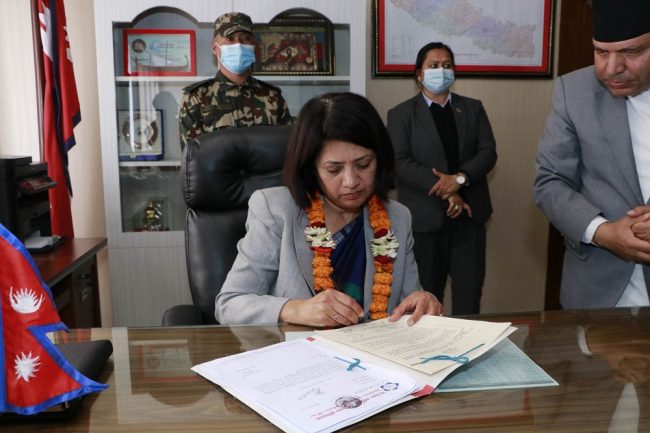 पदबहाली गर्दै परराष्ट्रमन्त्री राईले भनिन्- परराष्ट्र नीतिलाई स्थिर बनाउन प्रयास गर्छु