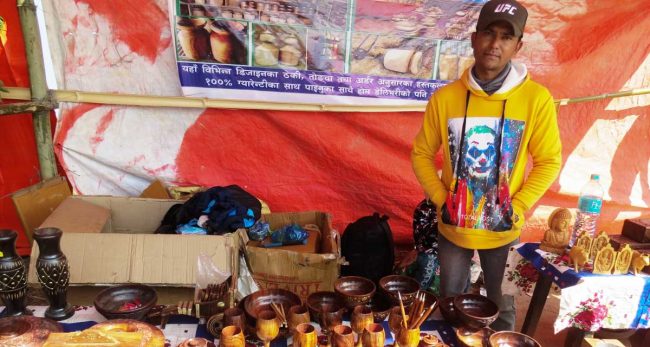 काष्ठकला उद्योगबाट मनग्य आम्दानी गर्दै रसाइली