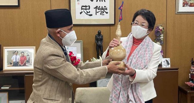 जापानी मेयरलाई चिन्डो उपहार