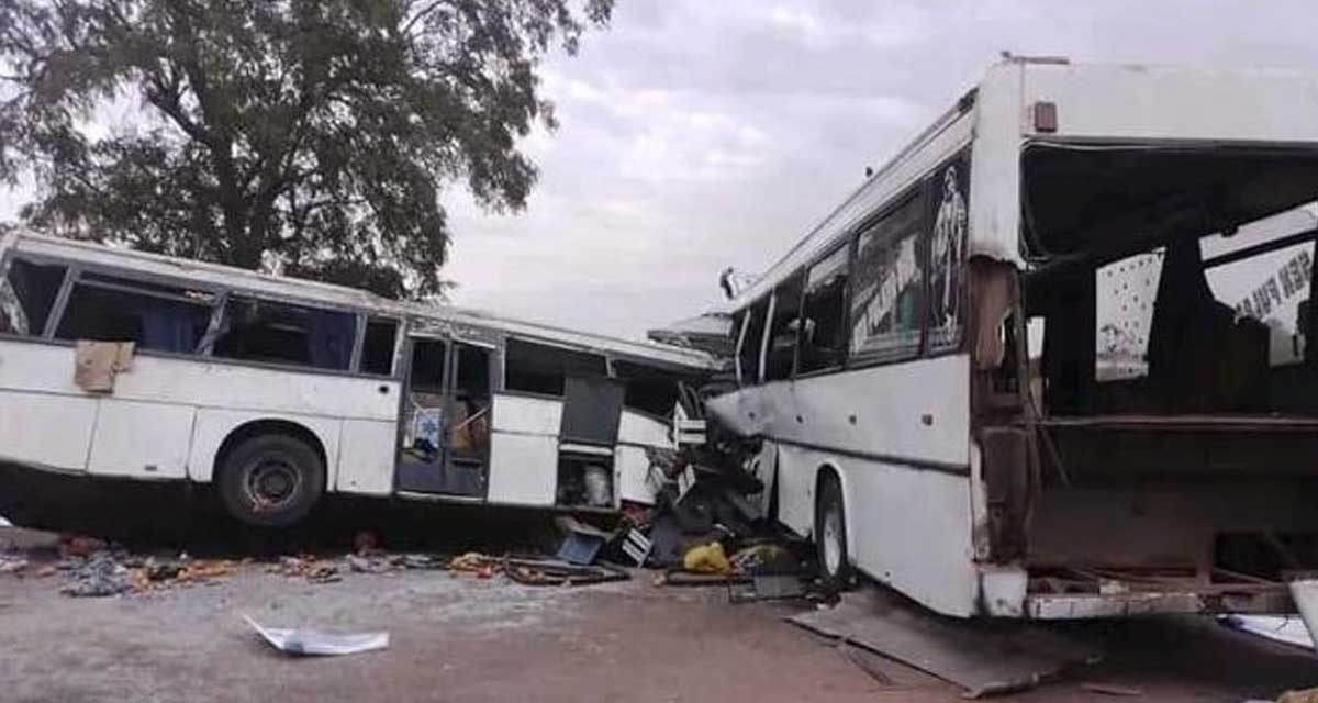 दुईवटा बस एक आपसमा ठोक्किँदा ३९ जनाको मृत्यु