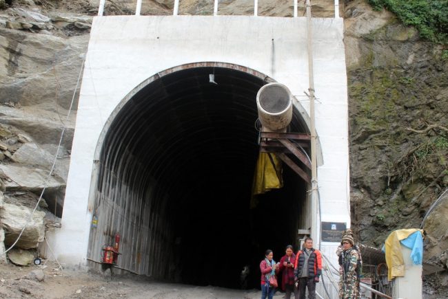 अरुण तेस्रोमा सुरुङभित्र ब्लास्टिङ गर्दा ढुङ्गा खसेर एक मजदुरको मृत्यु