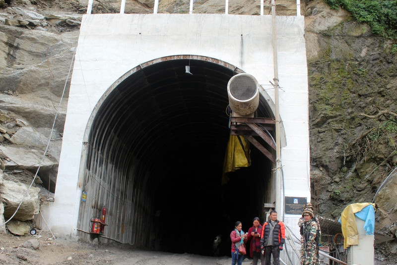 अरुण तेस्रोमा सुरुङभित्र ब्लास्टिङ गर्दा ढुङ्गा खसेर एक मजदुरको मृत्यु