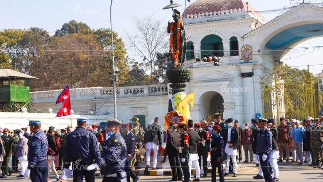 पृथ्वीनारायण शाहको शालिकमा माल्यार्पण {फोटोफिचर}