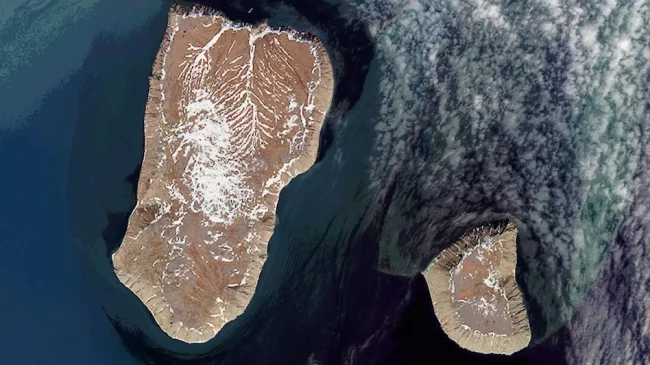 केवल ३ किलोमिटरको दूरीमा छन् यी दुई सहर तर समय भने २३ घण्टा फरक !