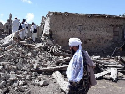गुफामा बसी चिसो छल्दै अफगानिस्तानी भूकम्प पीडितहरू