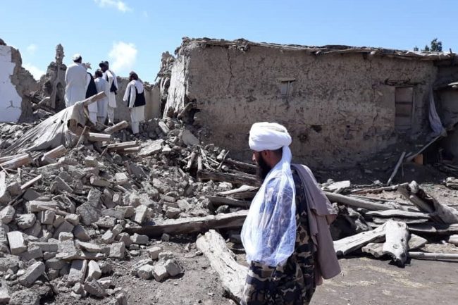 गुफामा बसी चिसो छल्दै अफगानिस्तानी भूकम्प पीडितहरू