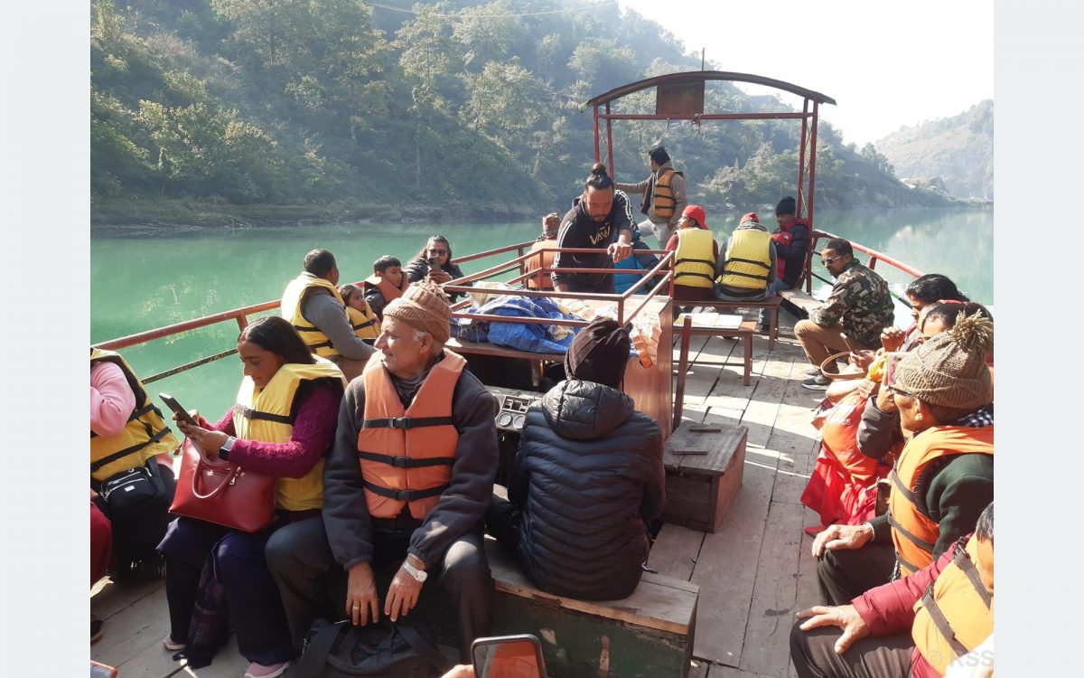 पर्यटक तान्दै कालीगण्डकी जल यातायात