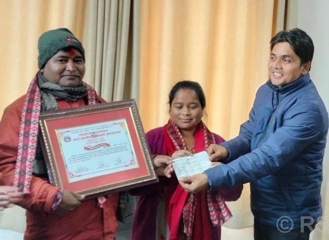 स्वचालित घन बनाउने विश्वकर्मालाई आँबुखैरेनी गाउँपालिकाको सम्मान
