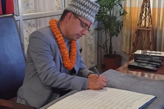 सुर्खेतमा सांसदलाई कारबाही गर्ने सिडियो भक्तपुरमा, भन्छन् ‘गलत गर्ने सबै कारवाहीमा’