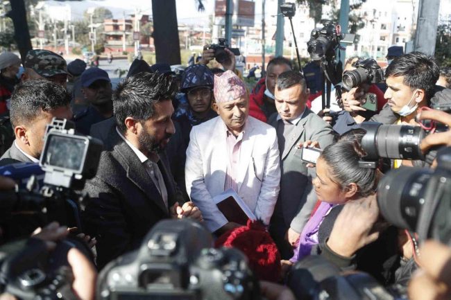 निर्मला कुर्मीको न्यायका लागि धर्नारत अधिकारकर्मीहरूलाई भेट्न माइतीघर पुगे गृहमन्त्री लामिछानेले