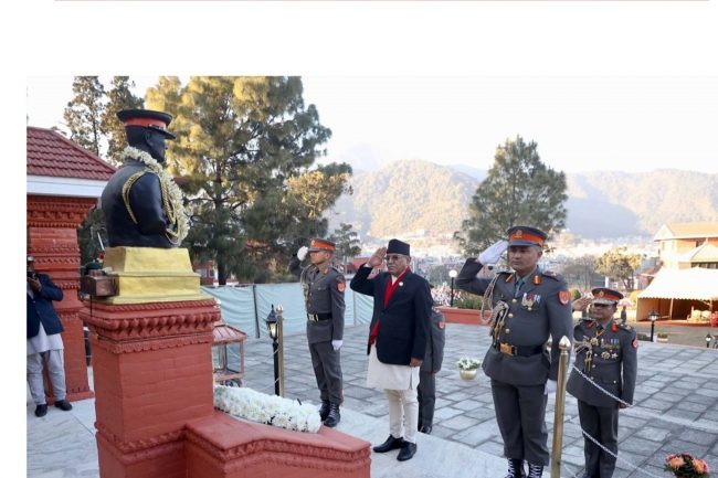 माओवादी द्वन्द्व नियन्त्रण गर्न गठित सशस्त्र प्रहरी प्रमुखलाई प्रचण्डको सलामी
