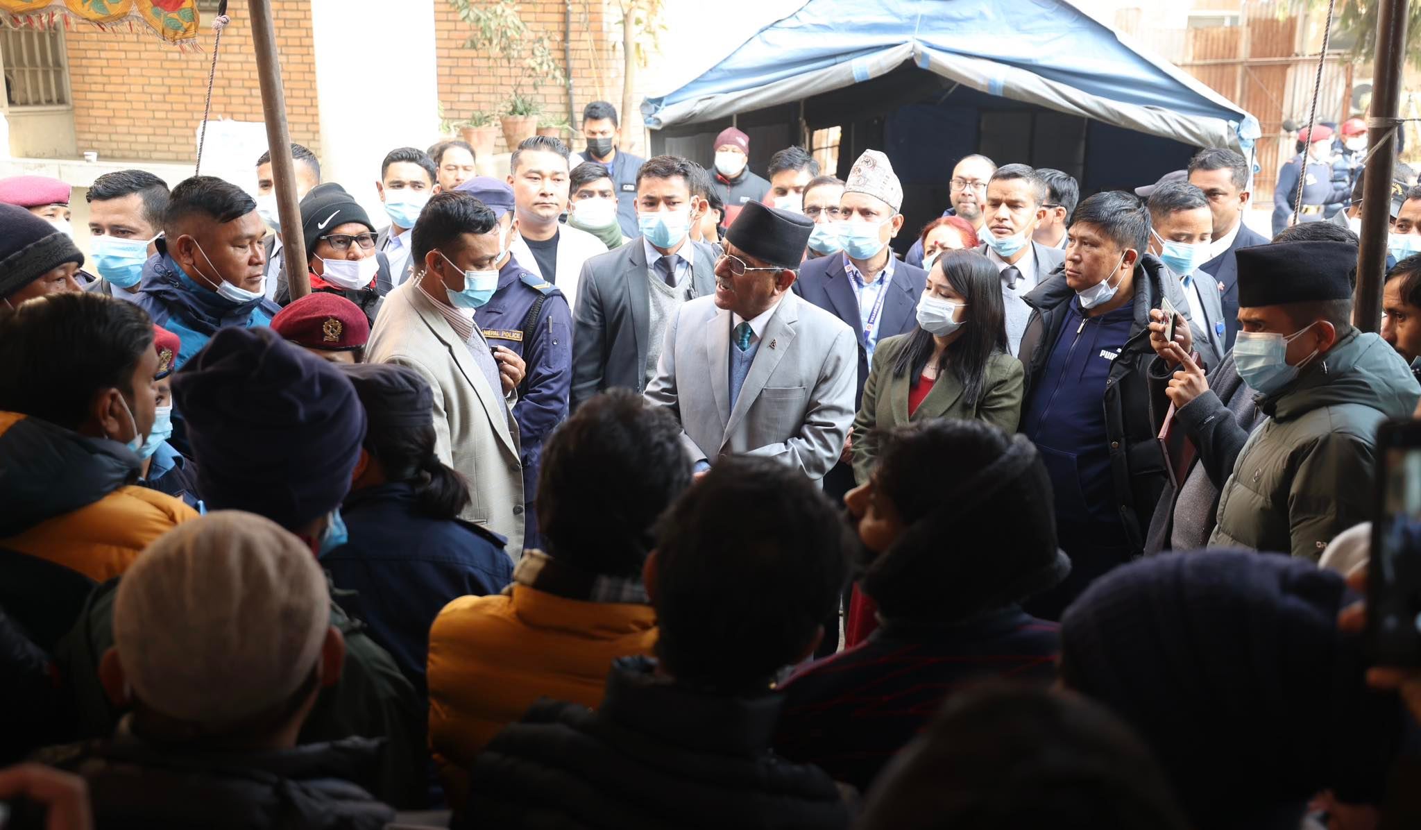 टिचिङ अस्पताल पुगेर प्रधानमन्त्रीले गरे जहाज दुर्घटनामा ज्यान गुमाएका परिवारसँग भेट