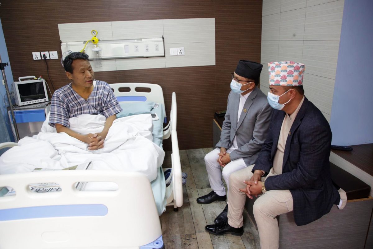 राष्ट्रियसभा अध्यक्ष तिमिल्सिना र स्वास्थ्यमन्त्री गिरीले अस्पातल पुगेर वर्षमान पुनलाई भेटे