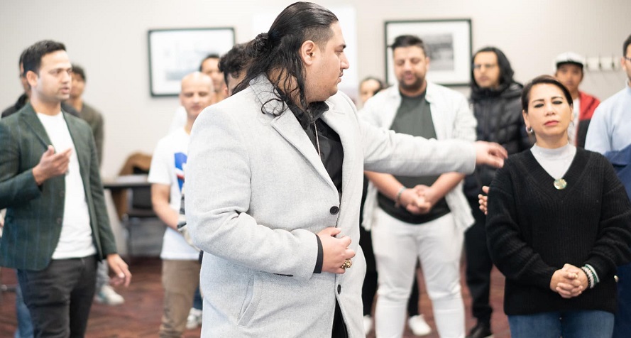 काठमाडौंका आयुष रेग्मीले अष्ट्रेलियामा ‘रेकी हिलिङ’ तालिम दिँदै