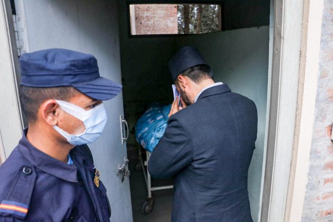 आत्मदाह गरेका आचार्यका परिवारलाई भेटेर गृहमन्त्री लामिछानेले मागे क्षमा