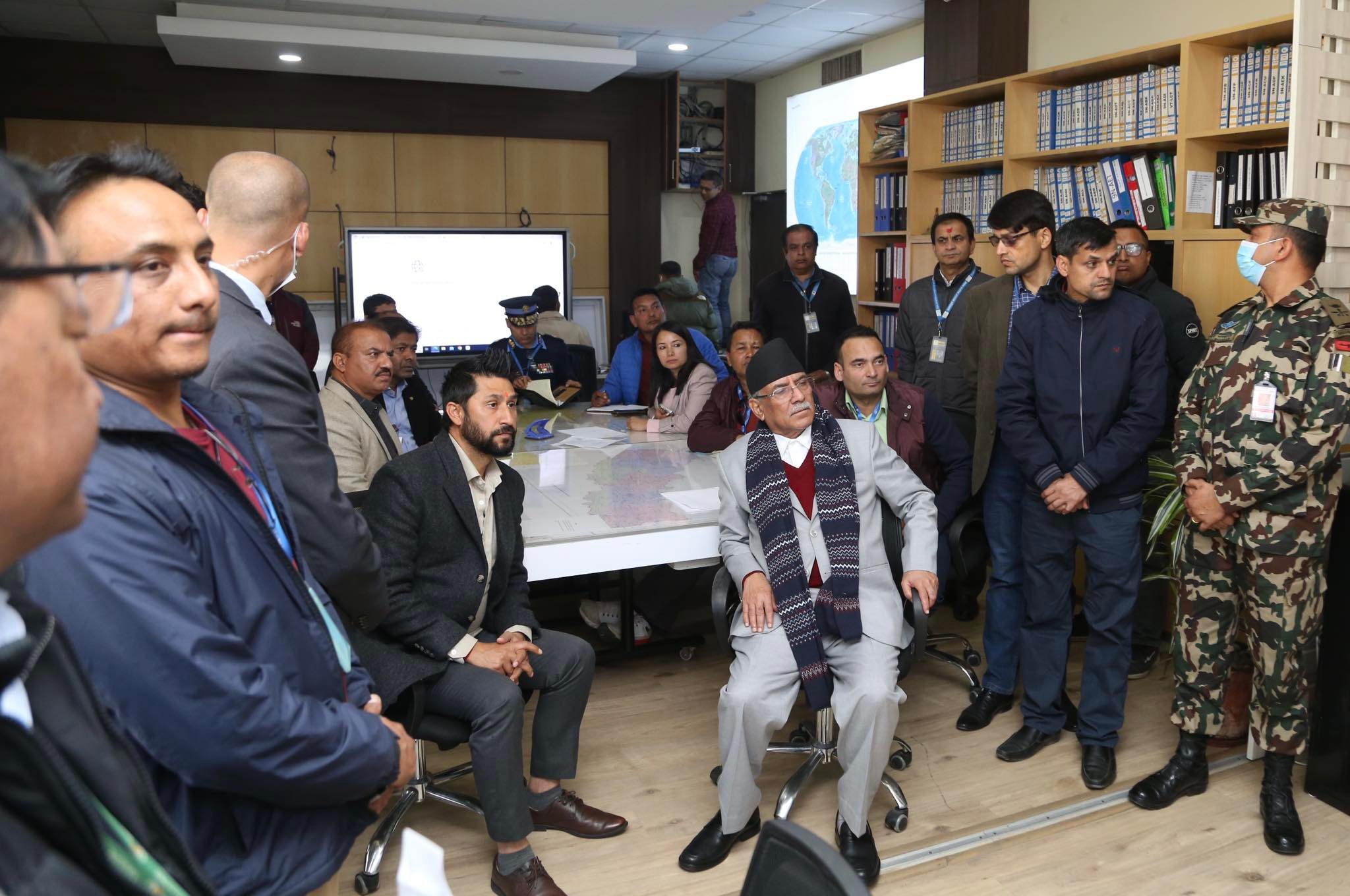 जहाज दुर्घटनाको विवरण बुझ्न त्रिभुवन विमानस्थल पुगे प्रधानमन्त्री