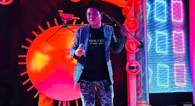 अमेरिकाका विभिन्न राज्यमा आफ्नो सांगीतिक प्रस्तुति दिँदै गायक विजय लामा