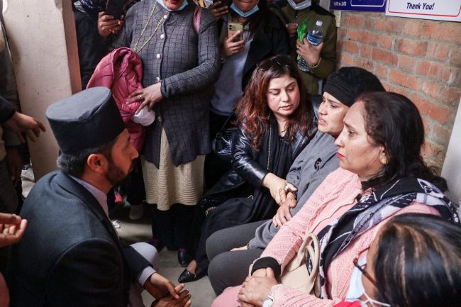 आत्मदाह गर्ने आचार्यका परिवारलाई भेट्न अस्पताल पुगे गृहमन्त्री लामिछाने