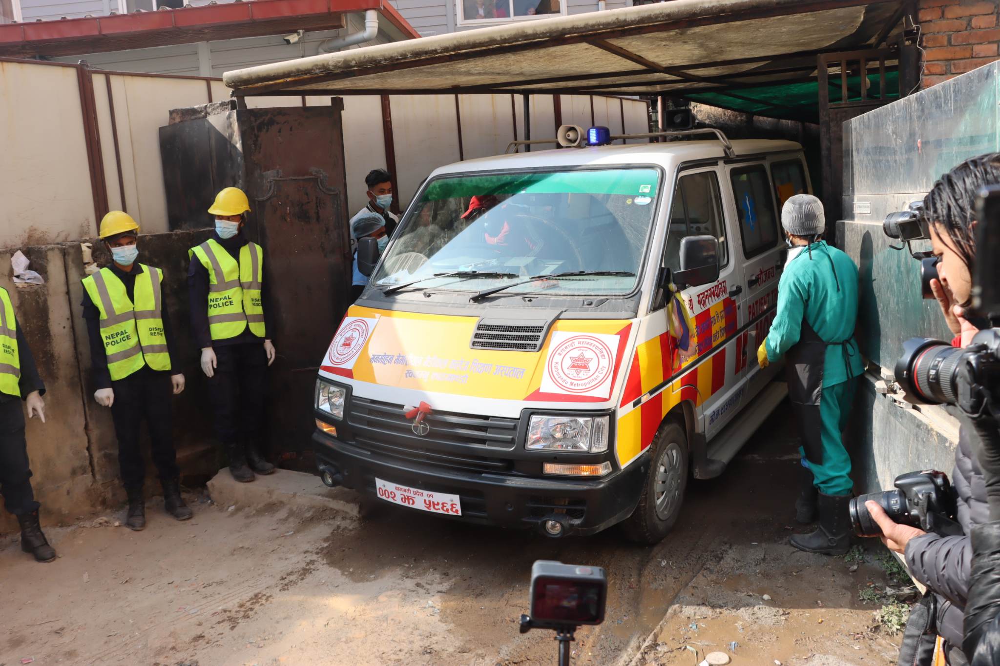 पोखराबाट थप एक शव ल्याइयो, त्रिवि अस्पतालमा परीक्षण हुँदै