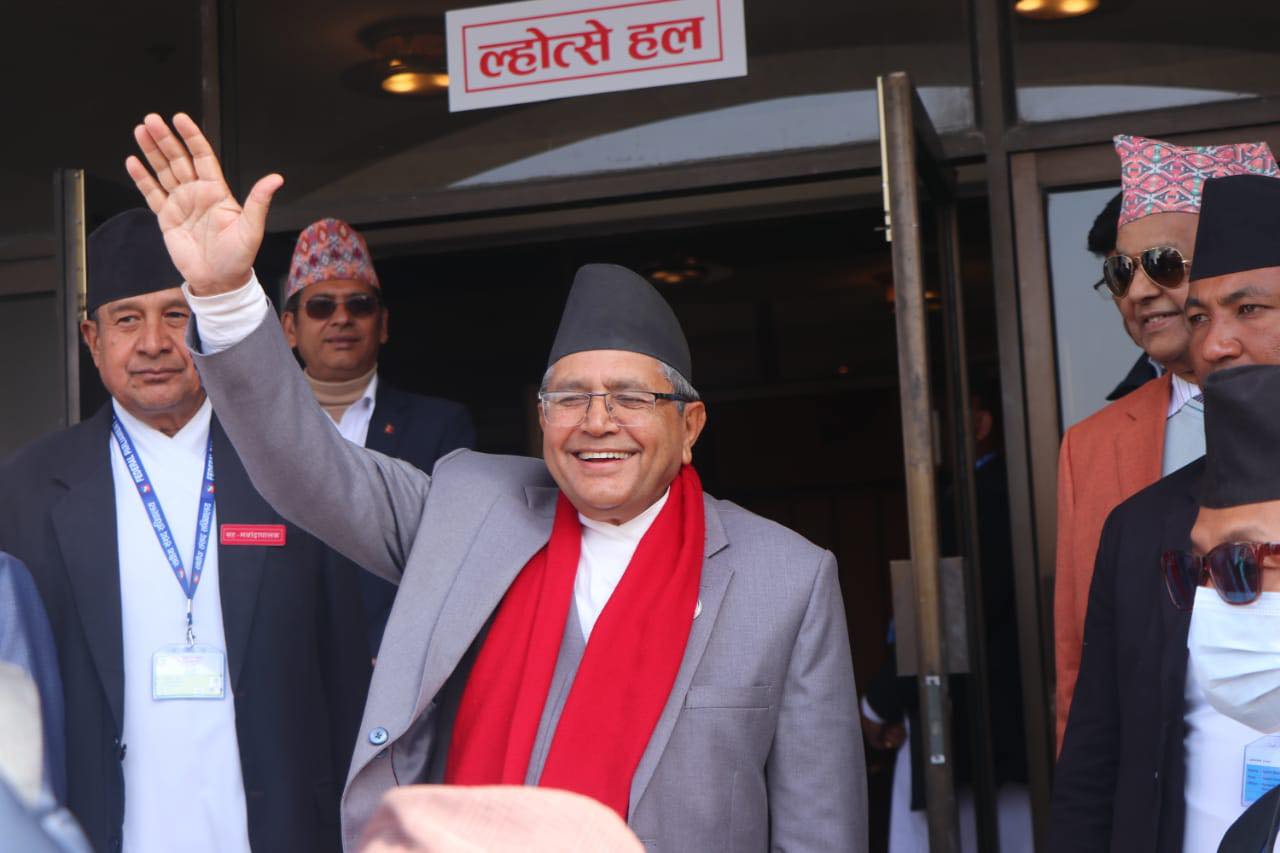 एमालेबाट सभामुखमा उम्मेदवारी दिएका घिमिरे को हुन्?