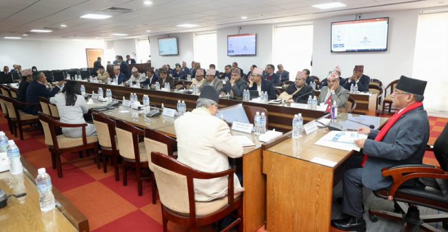 प्रधानमन्त्रीले लिए मन्त्रिपरिषदको कार्यालय मातहतका कार्यालयहरूको ब्रिफिङ