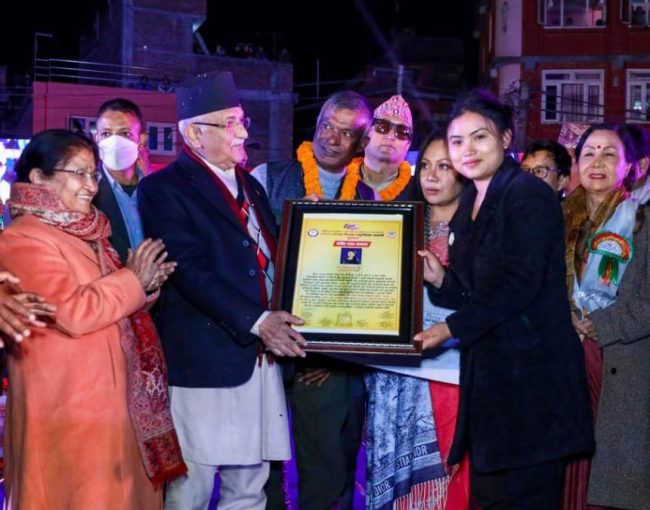 पूर्वप्रधानमन्त्री ओलीबाट गायिका पूर्णिमा लामा सम्मानित