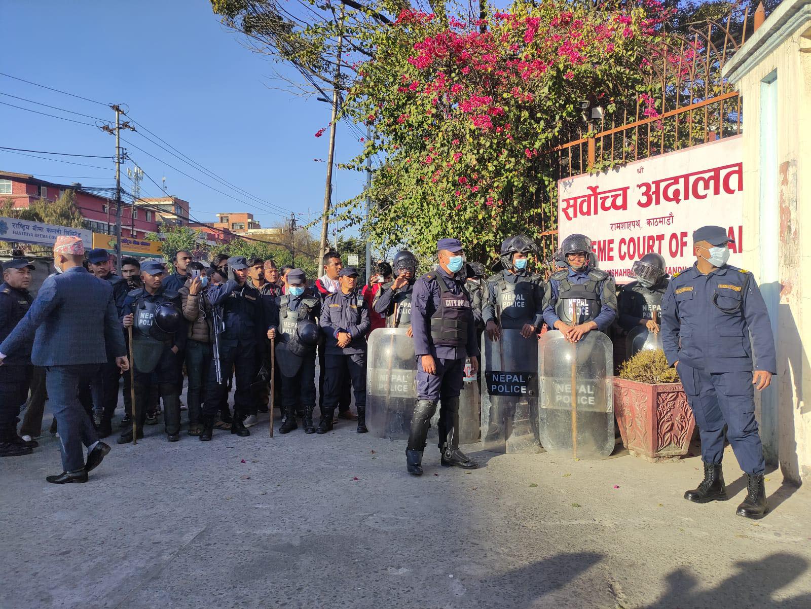 गृहमन्त्रीविरुद्ध मुद्दाको फैसला आजै, सर्वोच्च परिसरमा सुरक्षा व्यवस्था कडा
