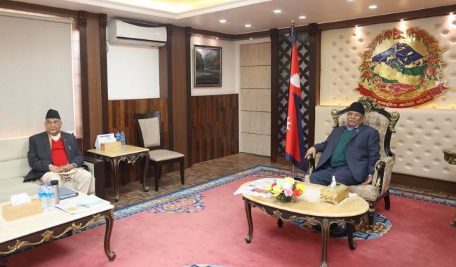 प्रधानमन्त्री प्रचण्ड भेट्न बालुवाटार पुगे ओली