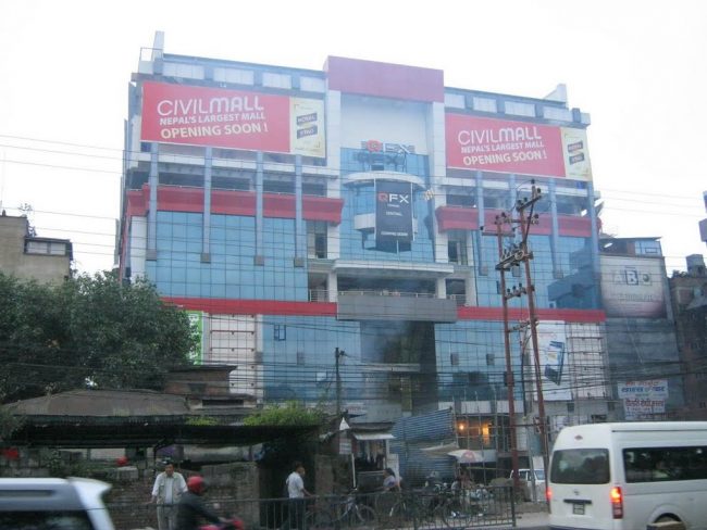 काठमाडौंको सिभिल मलमा एक व्यक्तिले आफूमाथि पेट्रोल छर्किएर आगो लगाए !