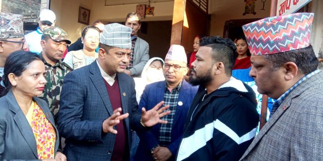 स्वास्थ्यमन्त्री बाँकेको दादुरा प्रभावित क्षेत्रमा