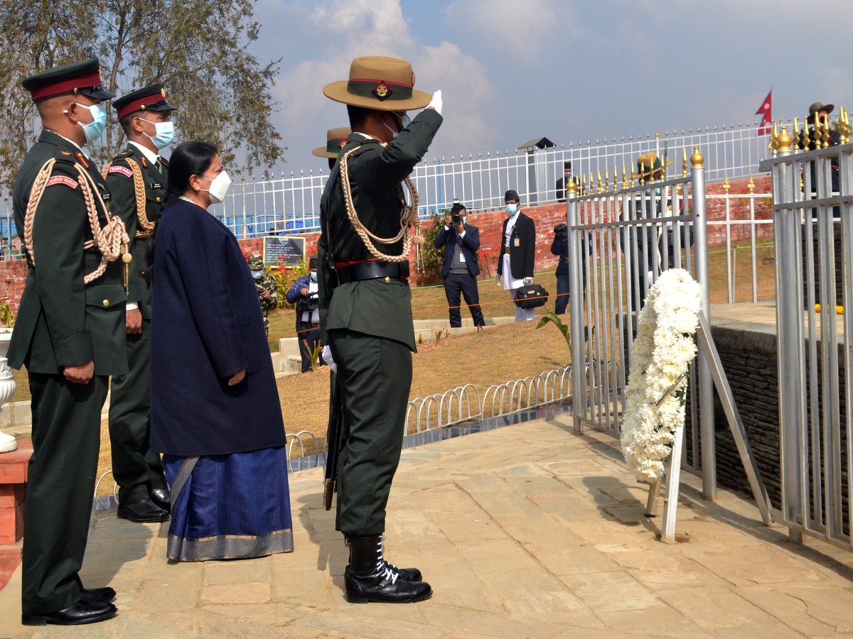 राष्ट्रपति भण्डारीद्वारा काजी पाँडेको सालिकमा माल्यार्पण