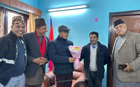 केवल व्यवसायीले बुझाए ऊर्जामन्त्री लिङ्देनलाई ज्ञापनपत्र