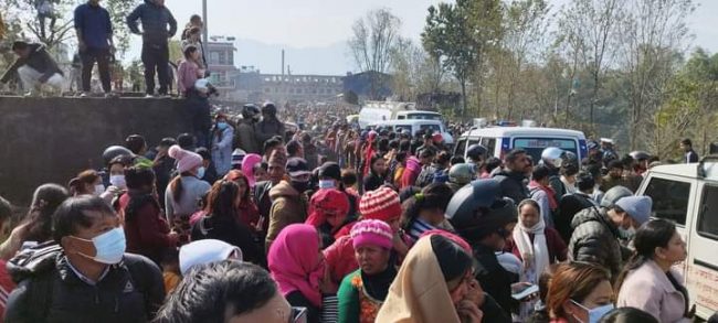 दुर्घटनास्थलमा भीडका कारण एम्बुलेन्स छिर्न कठिनाइ