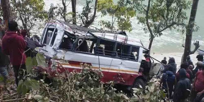 सुर्खेतमा गाडी दुर्घटना हुँदा १३ जना घाइते