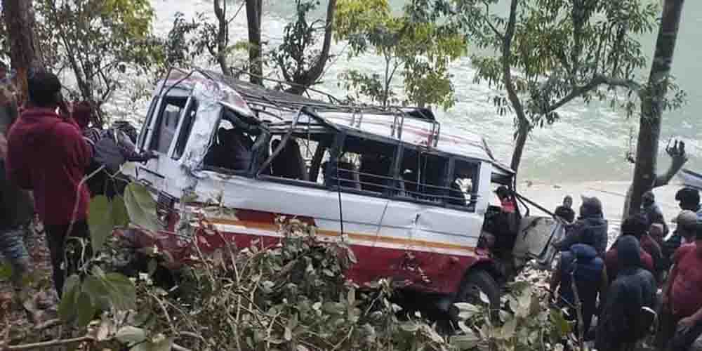 सुर्खेतमा गाडी दुर्घटना हुँदा १३ जना घाइते