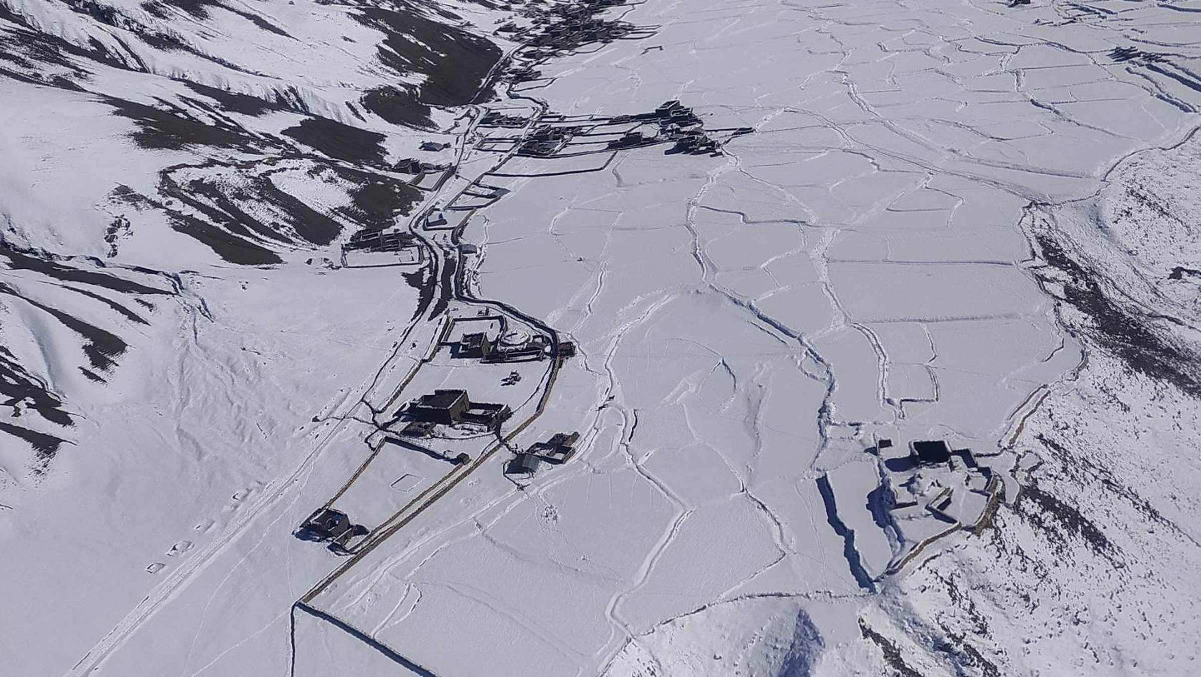 कर्णालीका हिमाली जिल्लामा हिमपात जारी, हवाई सेवा ठप्प