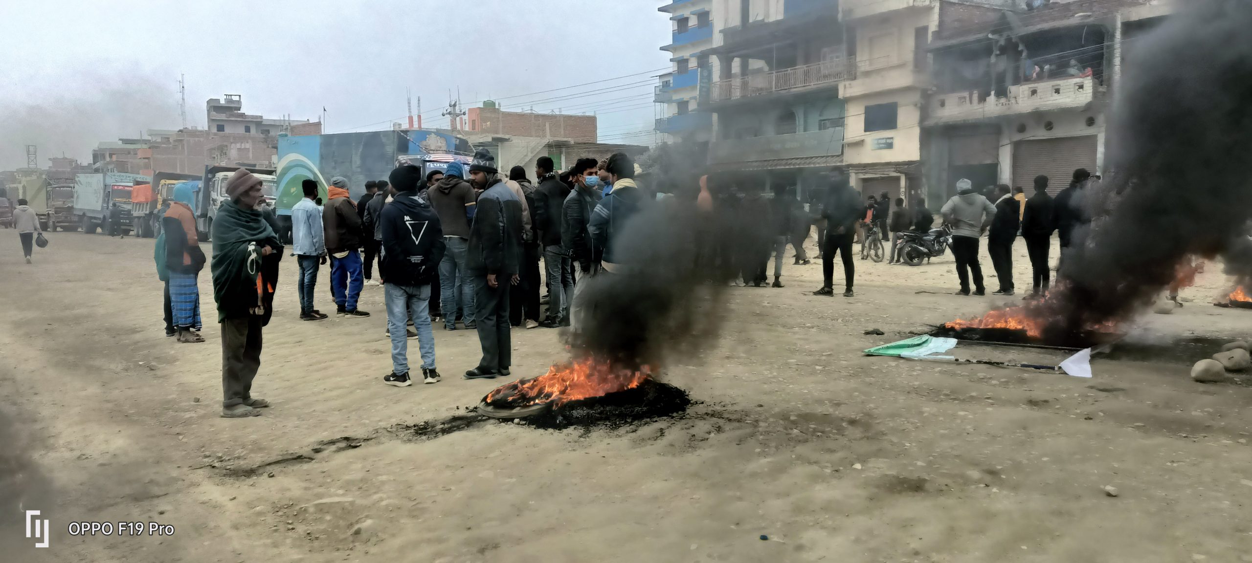 विद्यालयको लापरबाहीका कारण छात्राको मृत्य, दर्जनौँ राउण्ड हवाइ फायर(तस्बिरहरु)