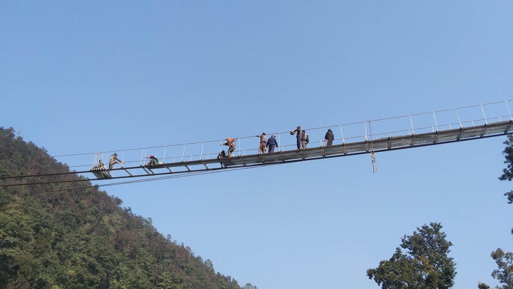 सबै तुइन झोलुंगे पुलद्वारा विस्थापित