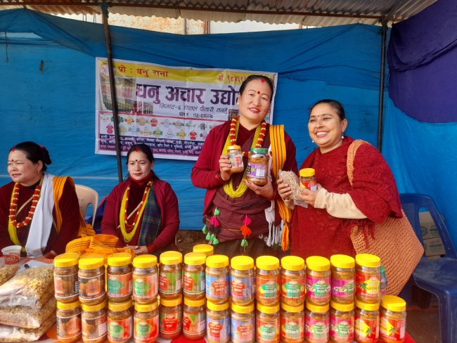 अचार बेचेर आत्मनिर्भर