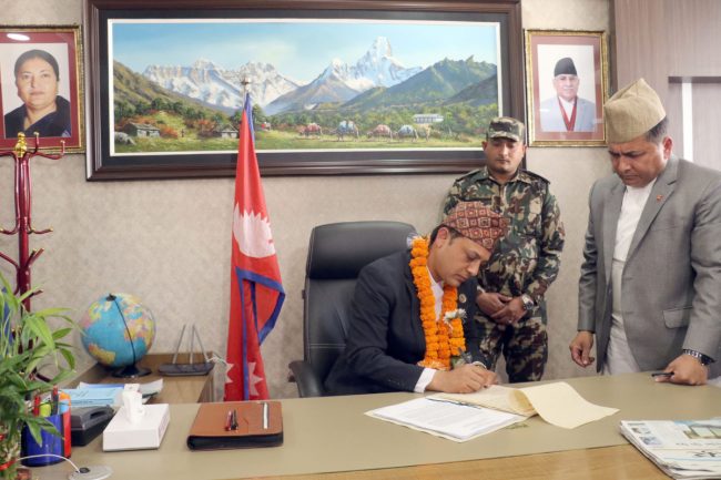 पदबहाली गर्दै श्रममन्त्री अर्यालको बाचाः विदेश जाने अवस्था शून्यमा पुर्‍याउँछु