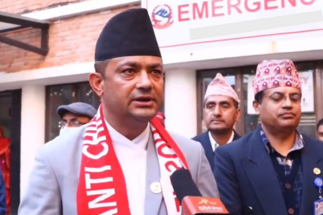 स्वास्थ्य बीमा पहिलो प्राथमिकतामा छः स्वास्थ्यमन्त्री गिरी